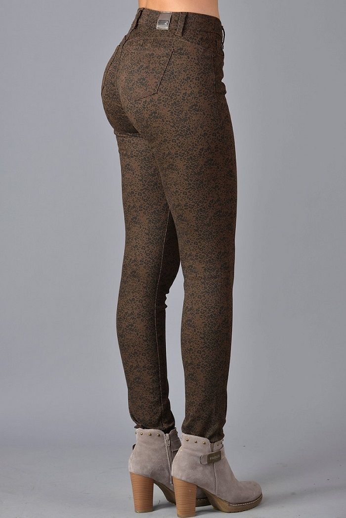 Pantalon estampado pitillo café -1