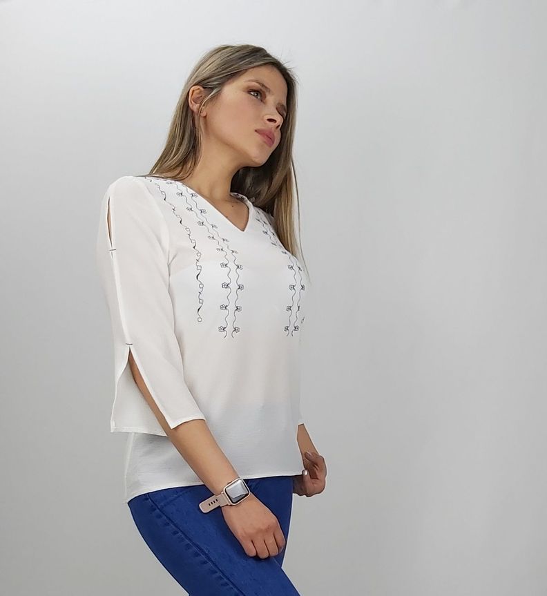 Polera blanca bordada negro-1