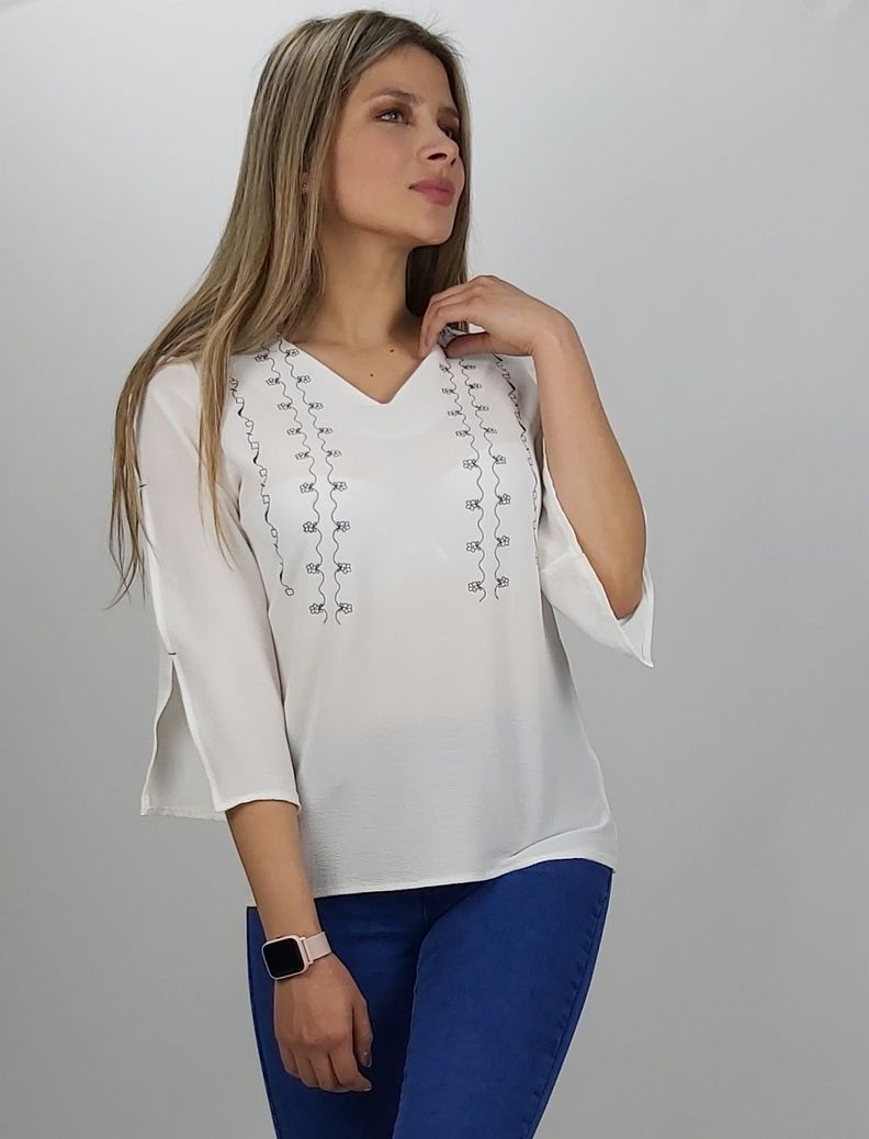 Polera blanca bordada negro