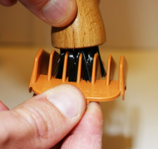Cepillo de Limpieza Irving Barber Company con Base de Madera-1