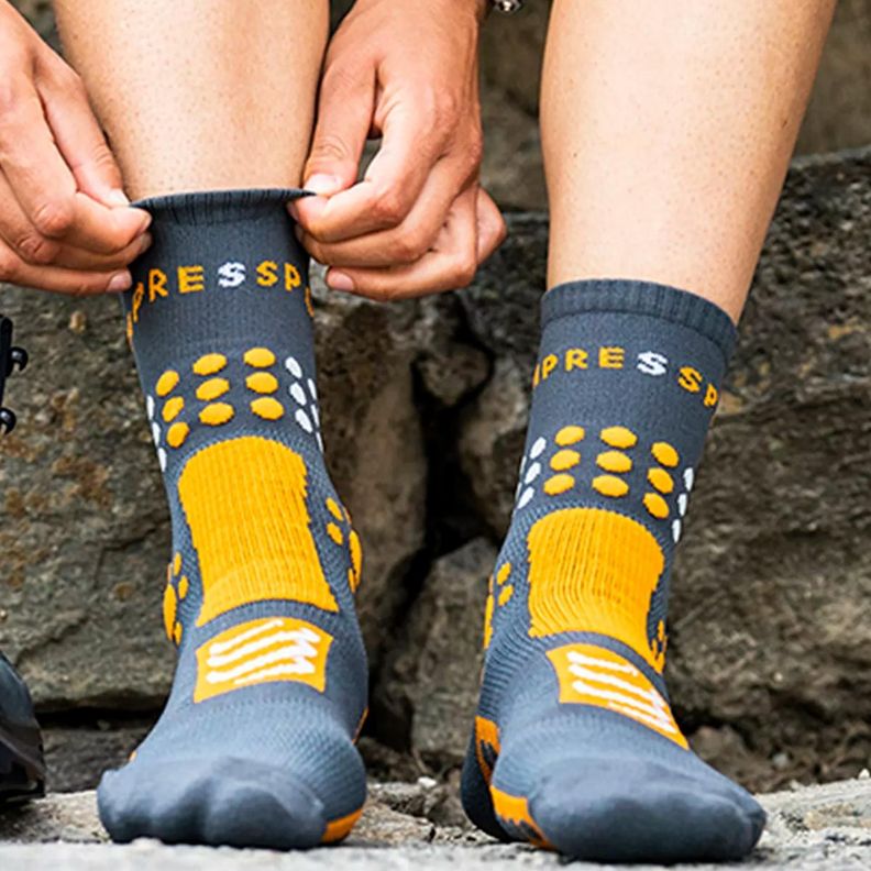 Calcetín Trekking Grey Compressport-2