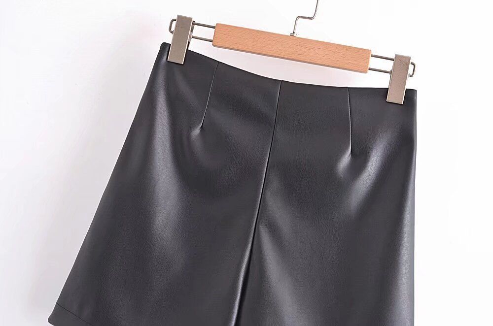 Short Tipo piel Negros con Botones Dorado-1
