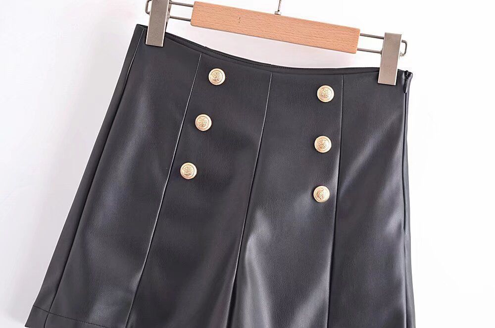 Short Tipo piel Negros con Botones Dorado-4