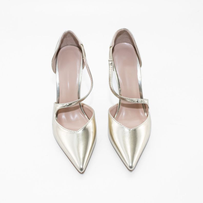 Stiletto Cerrado Correa Frontal Oro Mailea-4