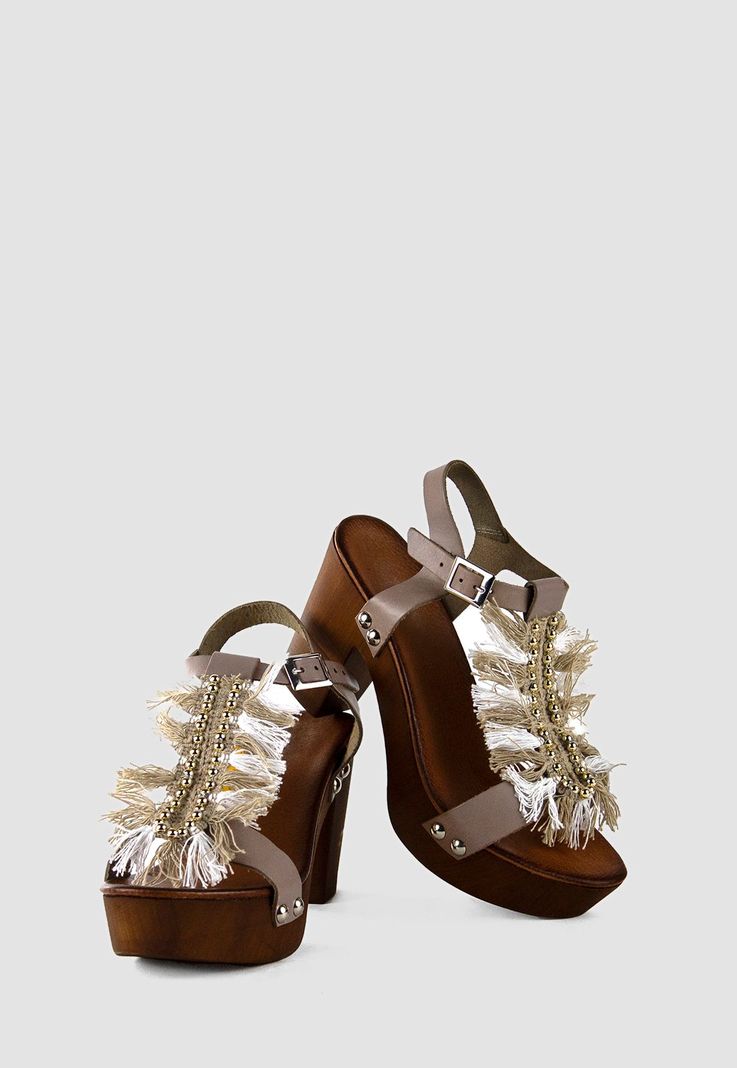 Zueco Flecos Y Tachas Taupe-3