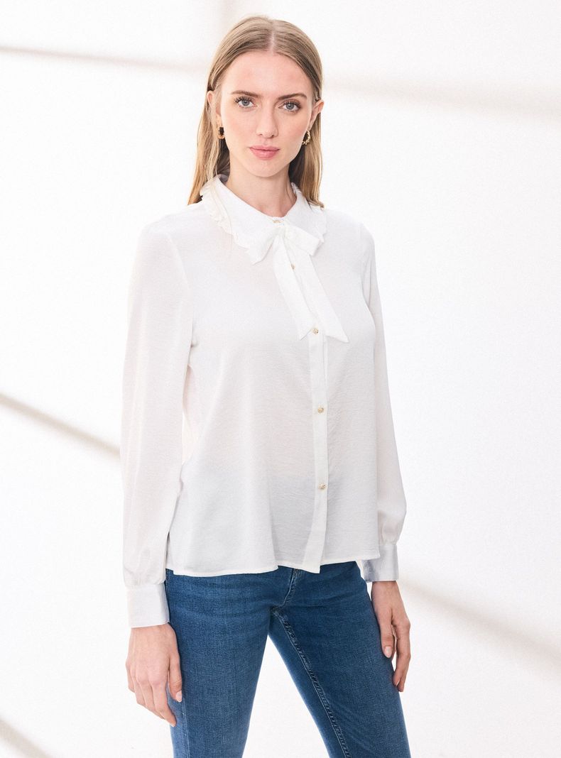 Blusa Satinada Cuello Bebé y Botón Decorativo-0
