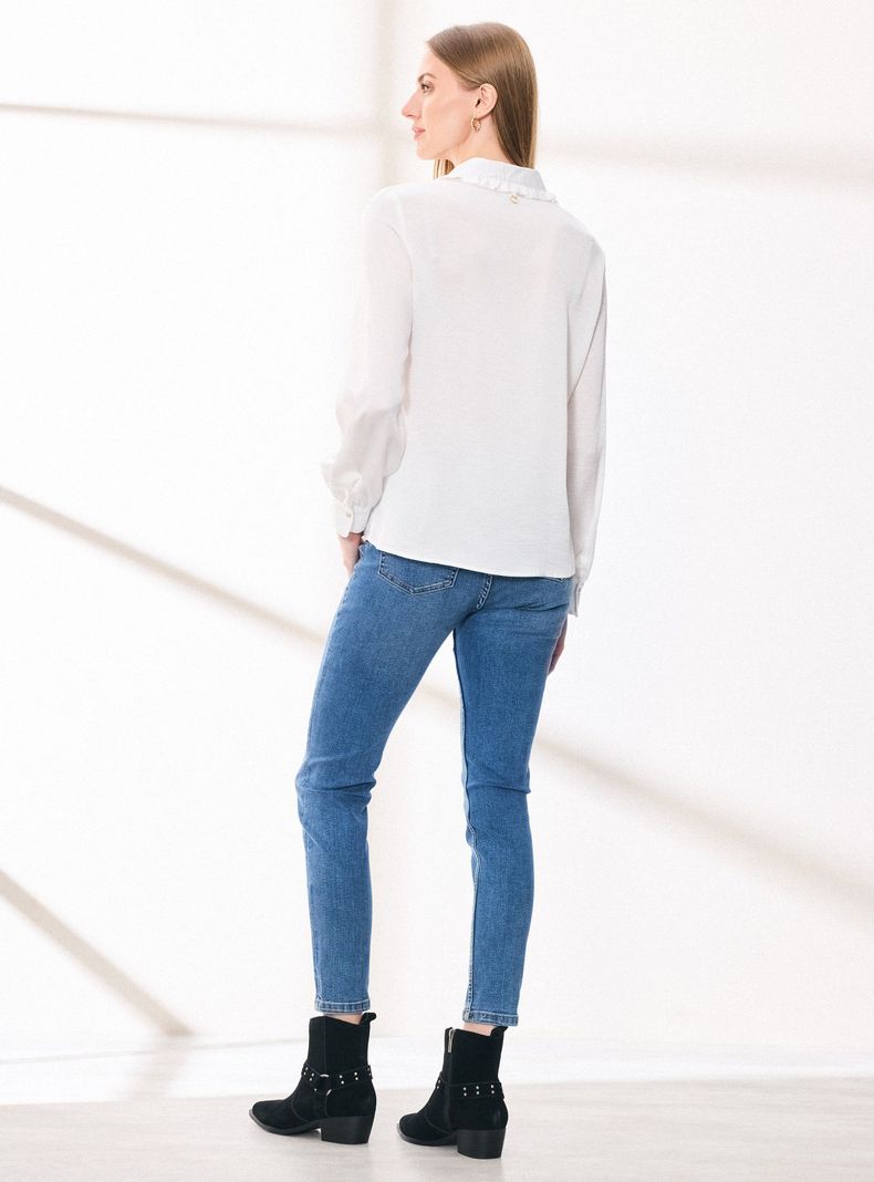 Blusa Satinada Cuello Bebé y Botón Decorativo-5