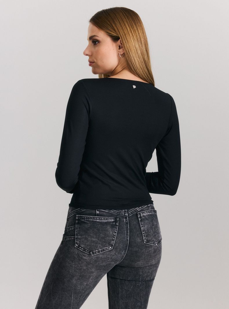 Polera Escote Fruncido Tela Sutilmente Brillante-1