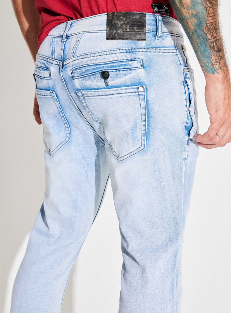Jeans Multi Bolsillos Lavado con Bigotes 3D-3
