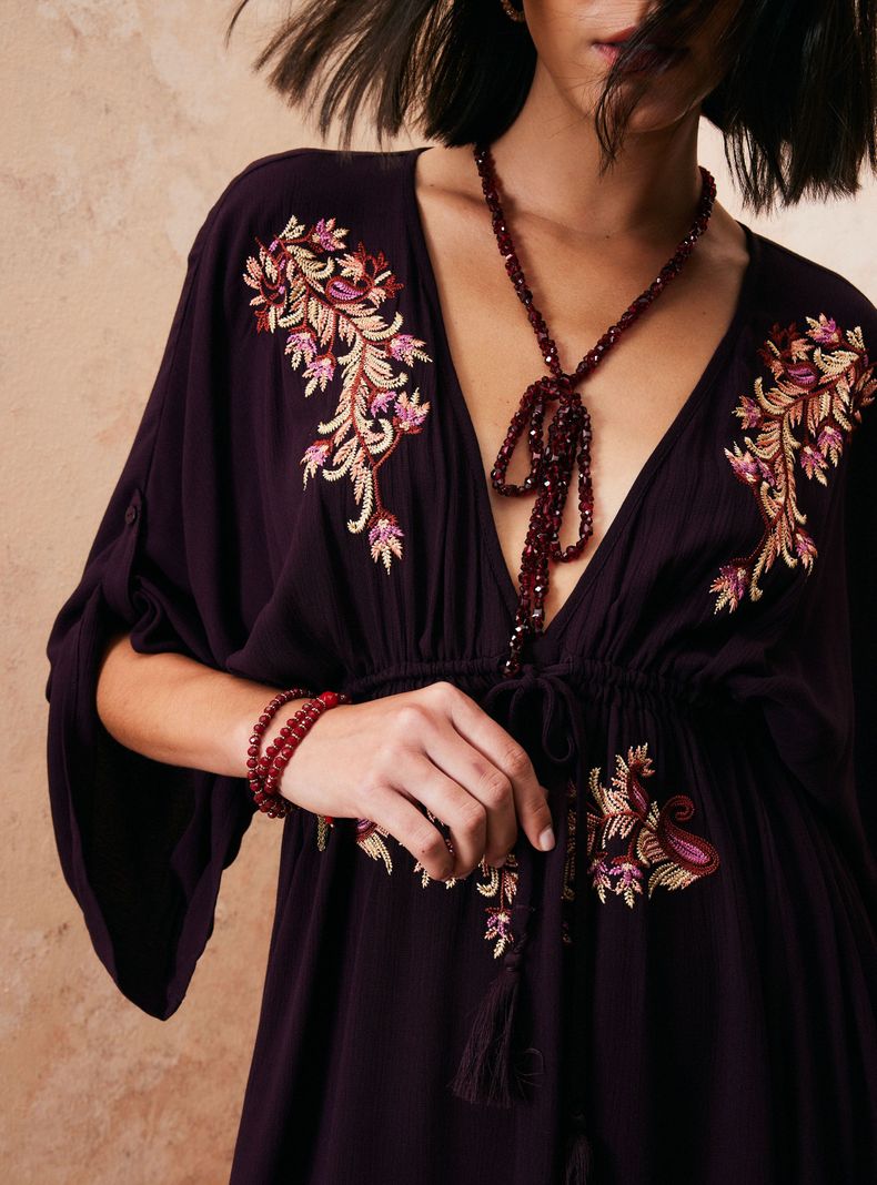 Vestido Bordado en Escote y Corte-3