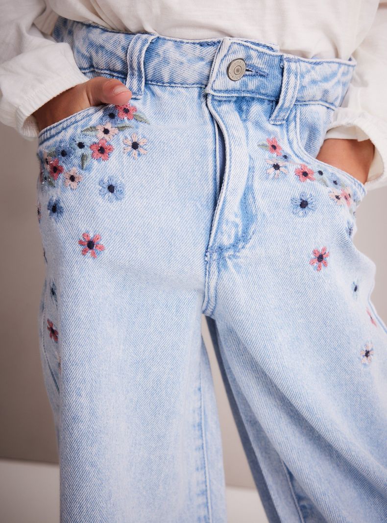 Jeans Baloon Mom con Pinzas y Flores Bordadas-1