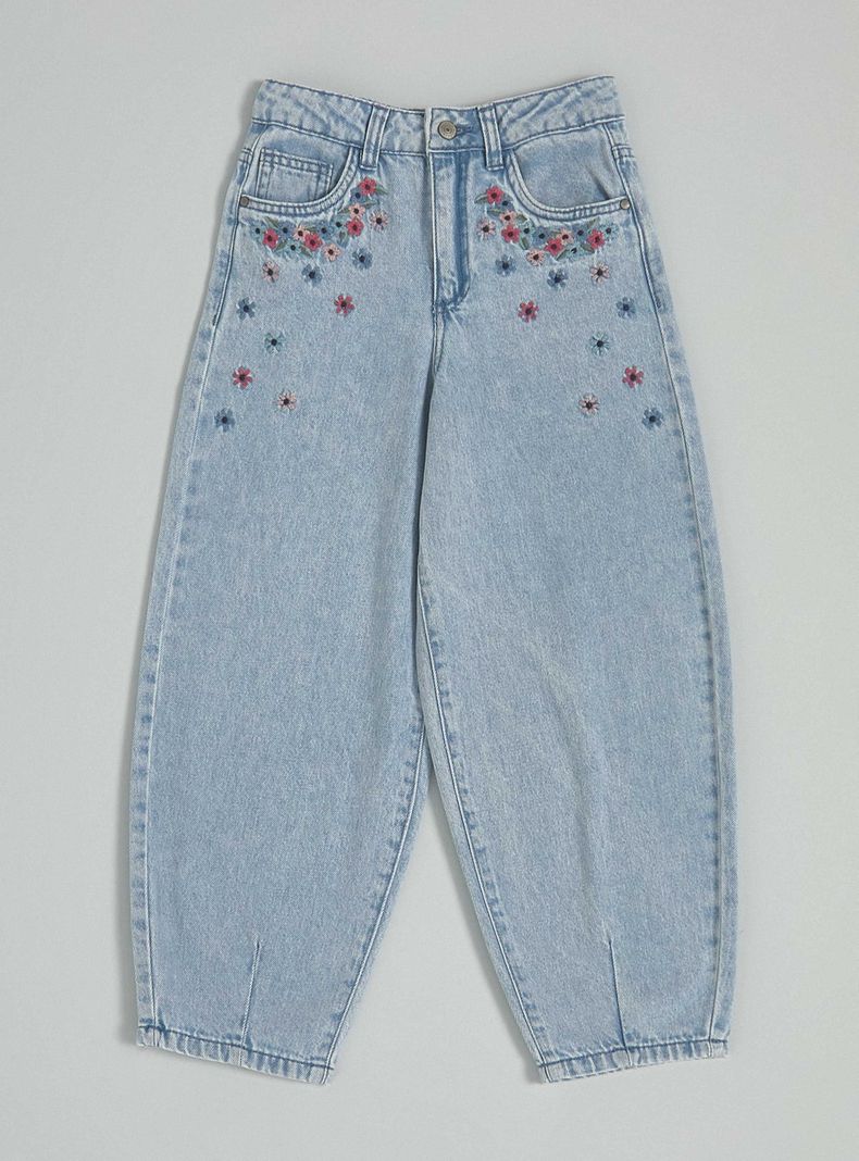 Jeans Baloon Mom con Pinzas y Flores Bordadas-2