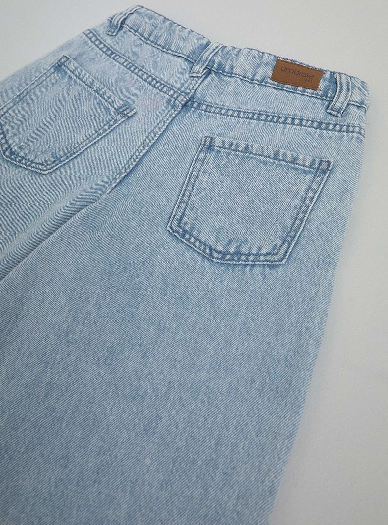 Jeans Baloon Mom con Pinzas y Flores Bordadas-3