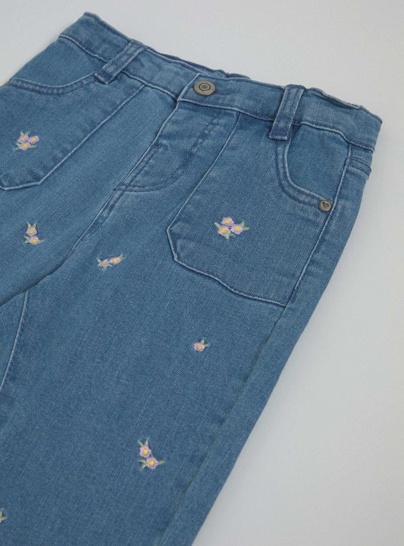 Jeans Flare con Bordados Delanteros-2