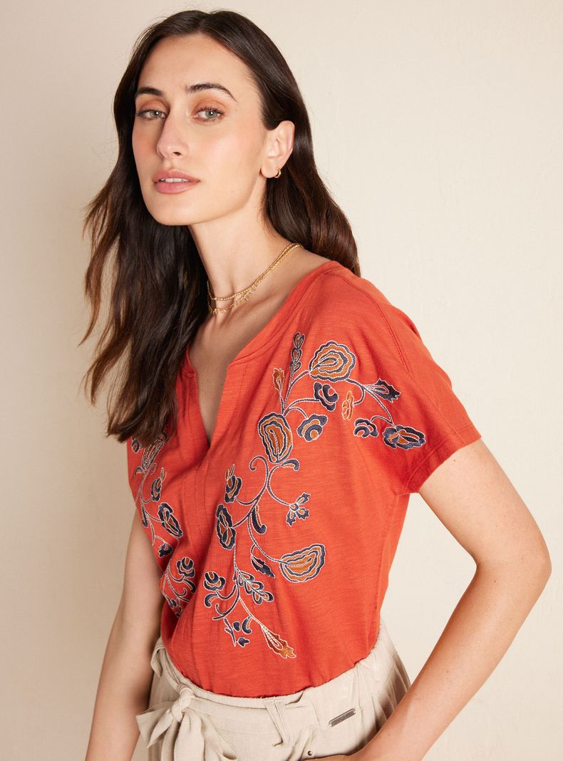 Polera con Bordado Floral en Frente-2