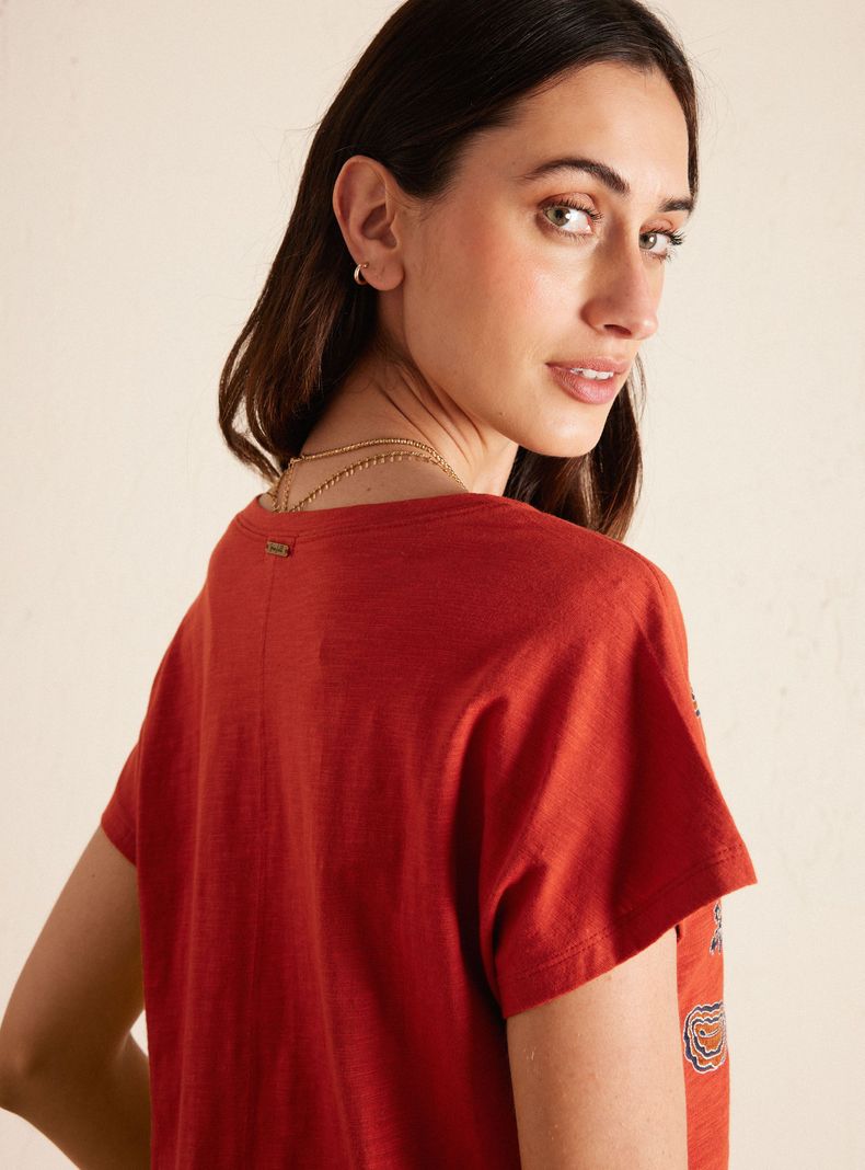 Polera con Bordado Floral en Frente-3