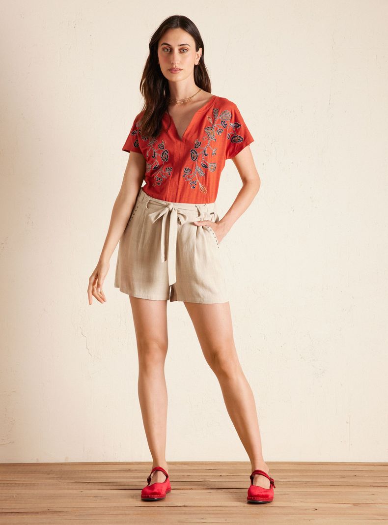 Polera con Bordado Floral en Frente-4