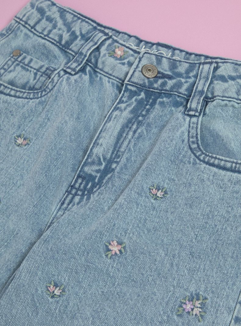 Jeans Mom Fit con Bordados-3