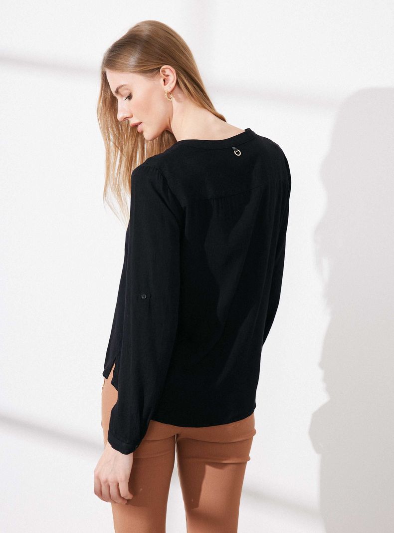 Blusa con Diseño Satinado al Tono y Recogido en Hombro-1