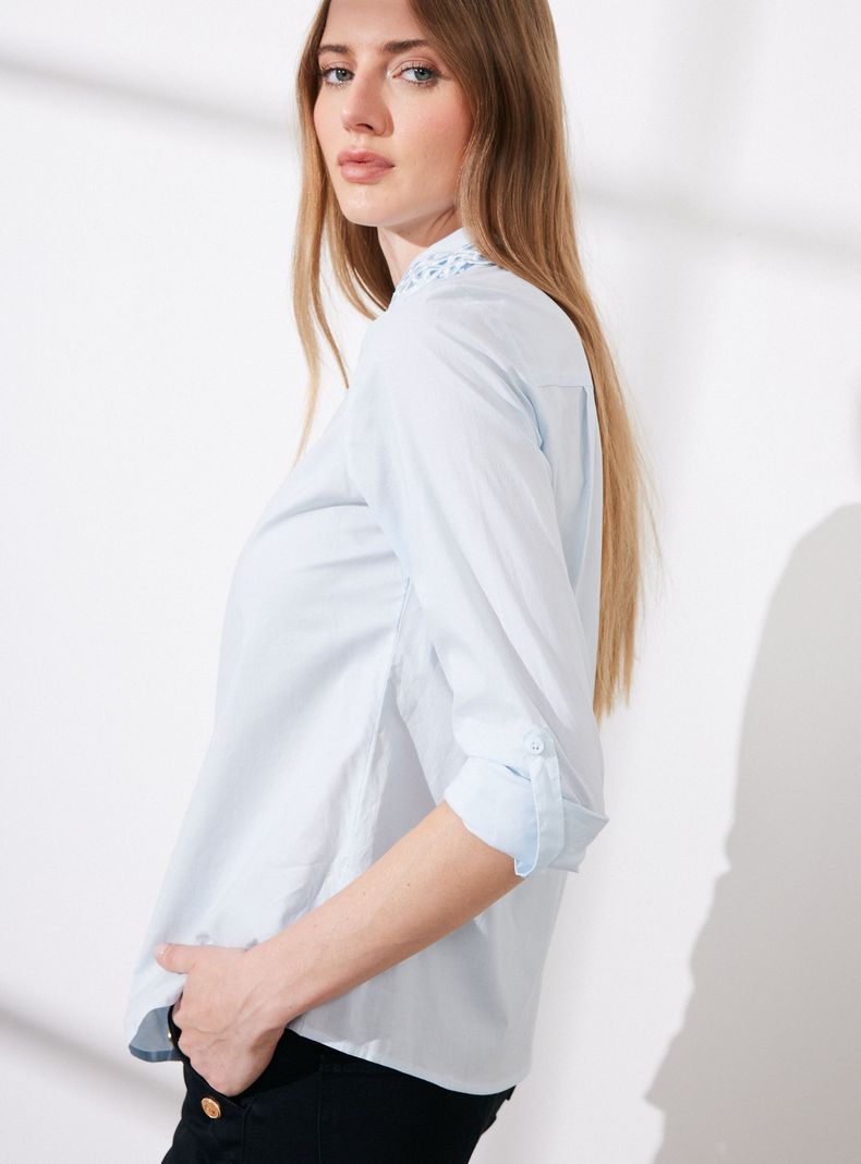Blusa Cuello con Detalle Bordado-3