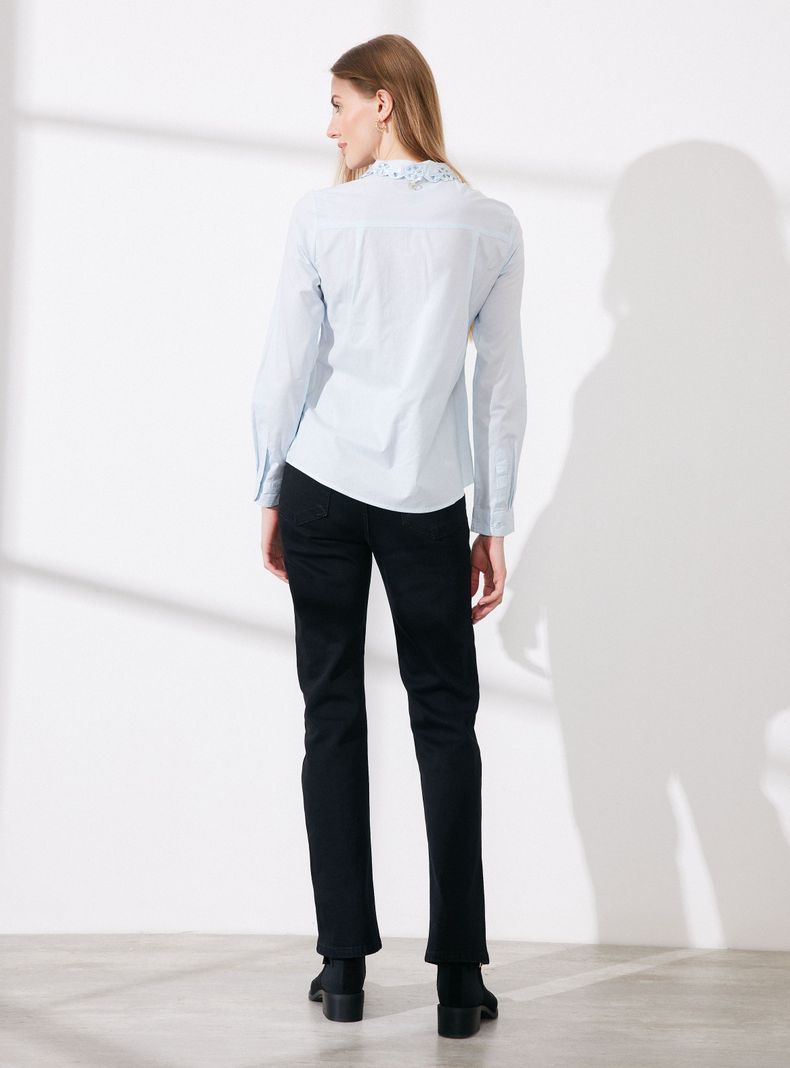 Blusa Cuello con Detalle Bordado-5