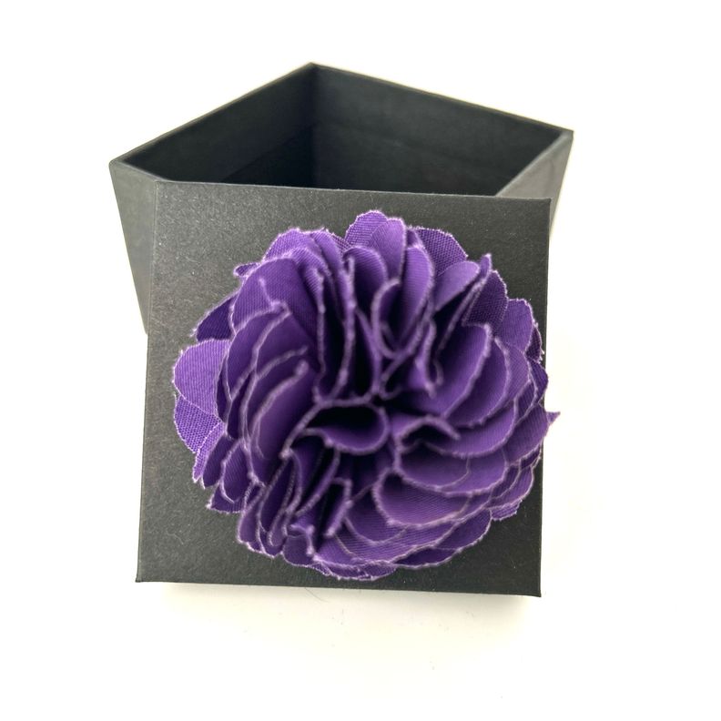 Pin de Flor para saco morado