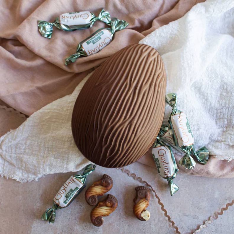 Huevo de Chocolate Guylian + 12 Bombones 306 grs-1