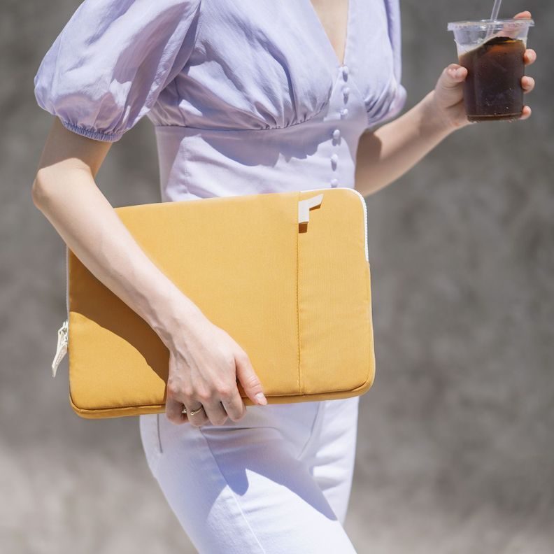 Tomtoc Funda Lady Para Macbook 13''+ organizador Amarillo-3