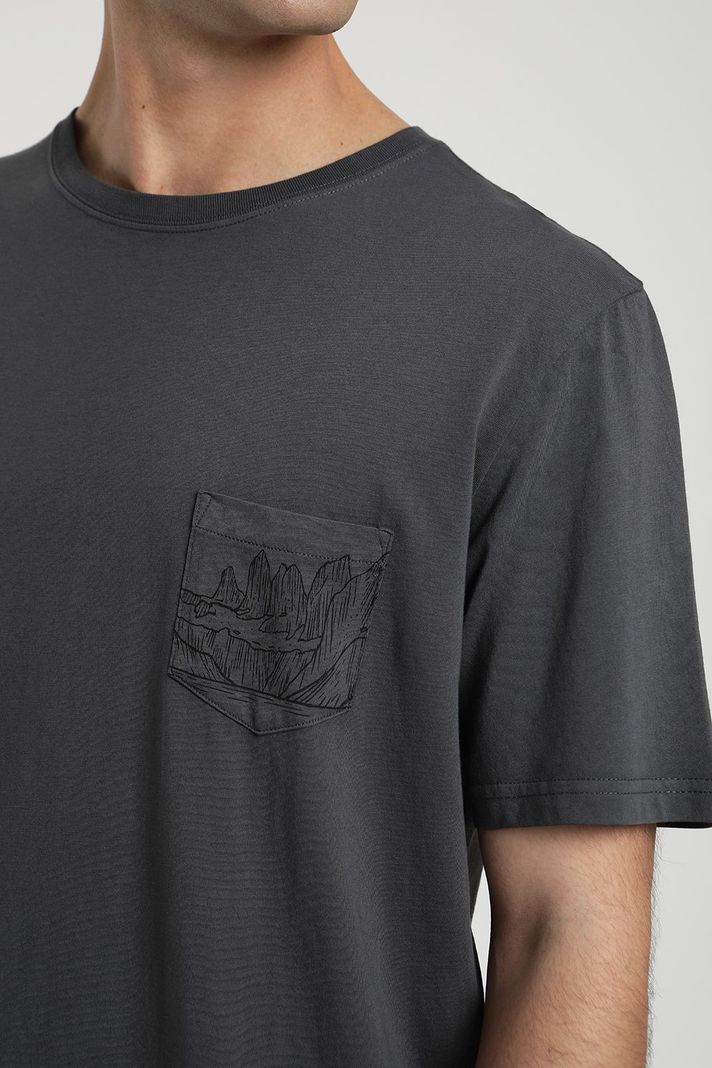 Polera manga corta hombre Bolsillo torres grafito -1