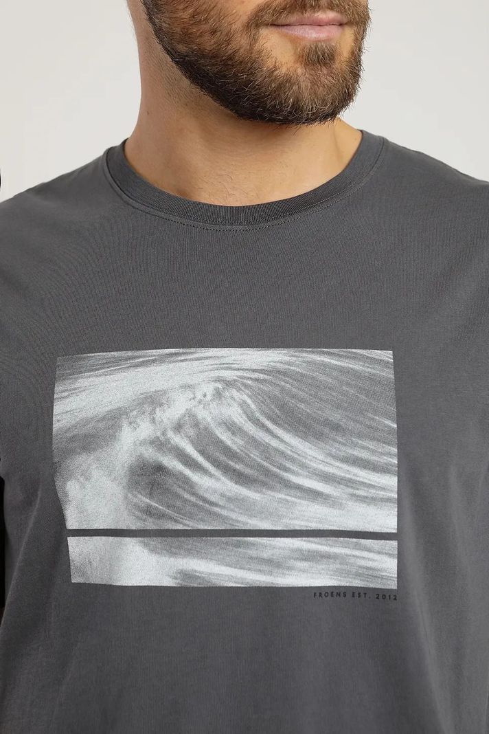 Polera manga corta hombre foto Ola grafito -2