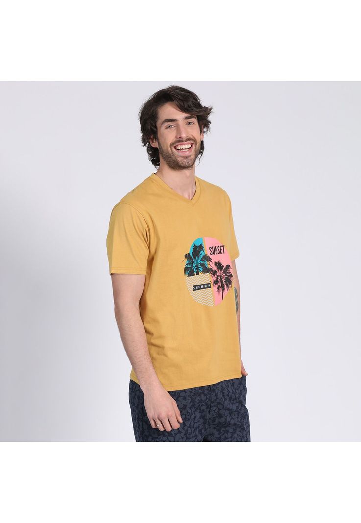 Polera Manga Corta Jersey Estampada Cuello V Ocre-1