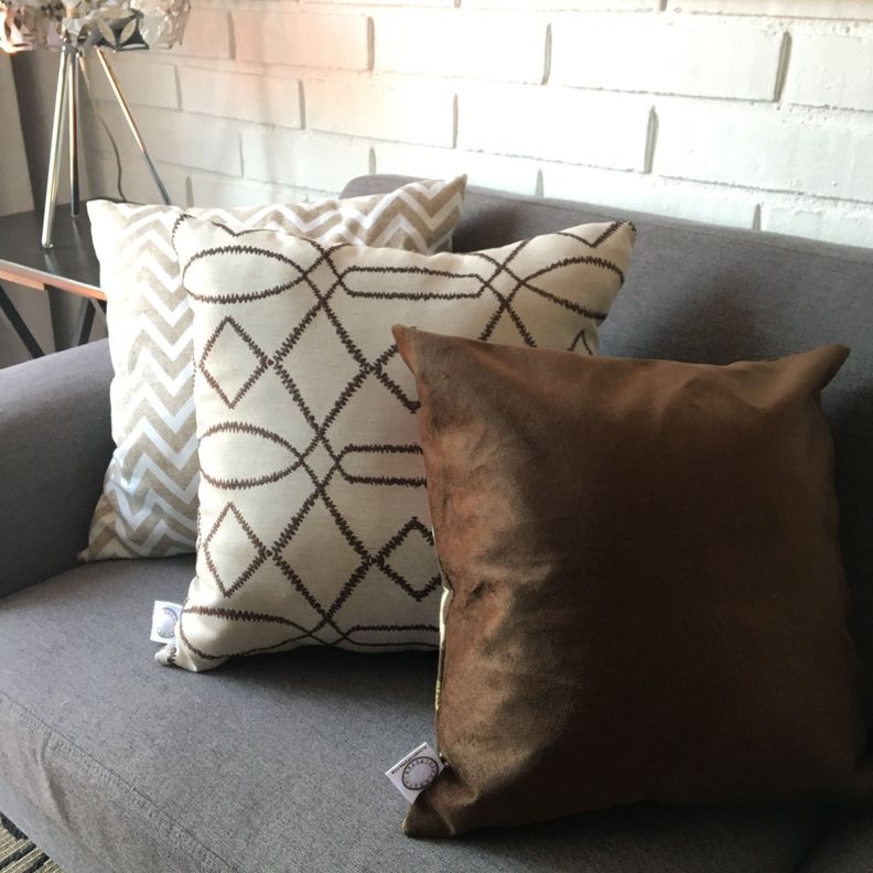 COJIN DECORATIVO DISEÑO CAFE OSCURO 45X45 RELLENO-1