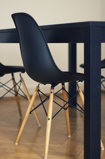 Comedor Redondo Negro 80cm + 4 Sillas Eames Clásicas Negro-5