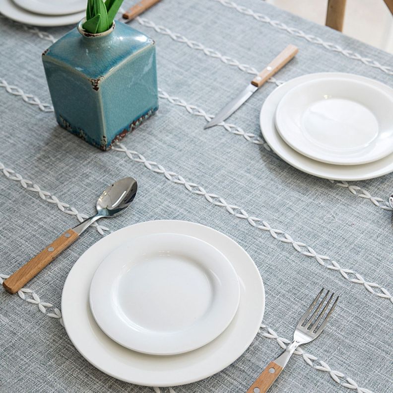 Mantel Rectangular Gris Piedra Con Bordados Lineales Blancos y Borlas-5