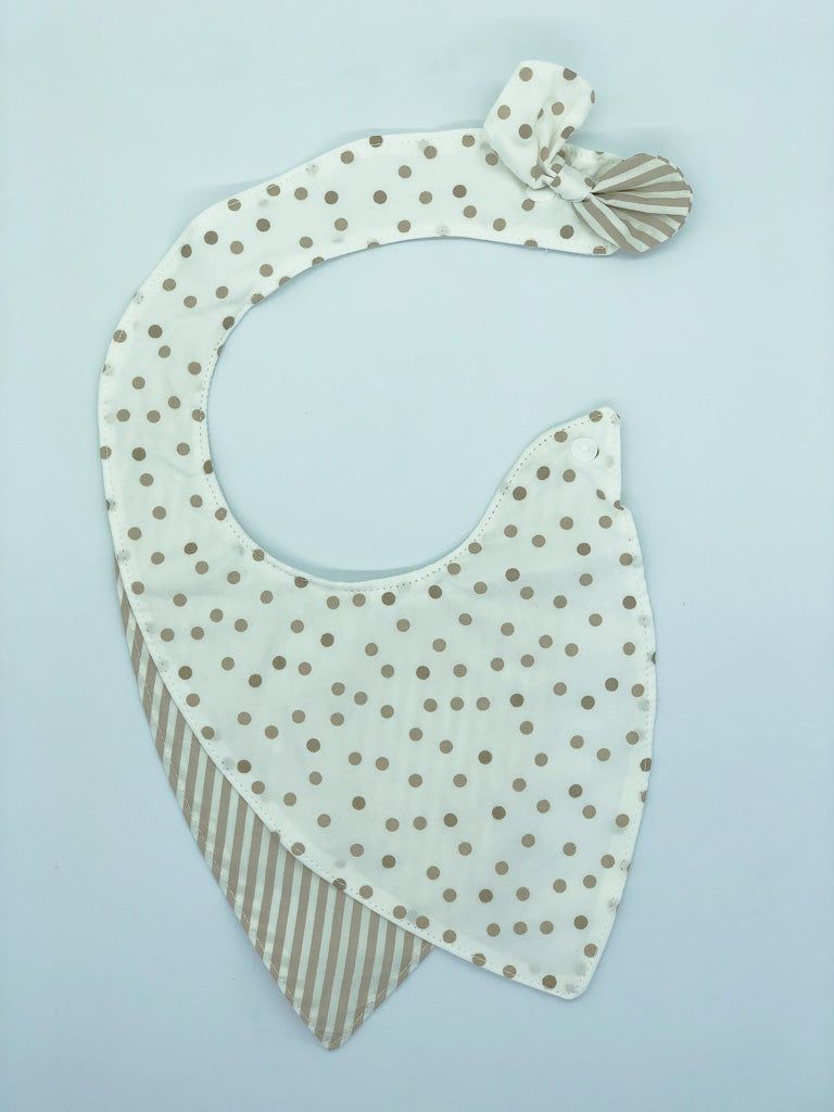 Babero de tela con lunares beige-2