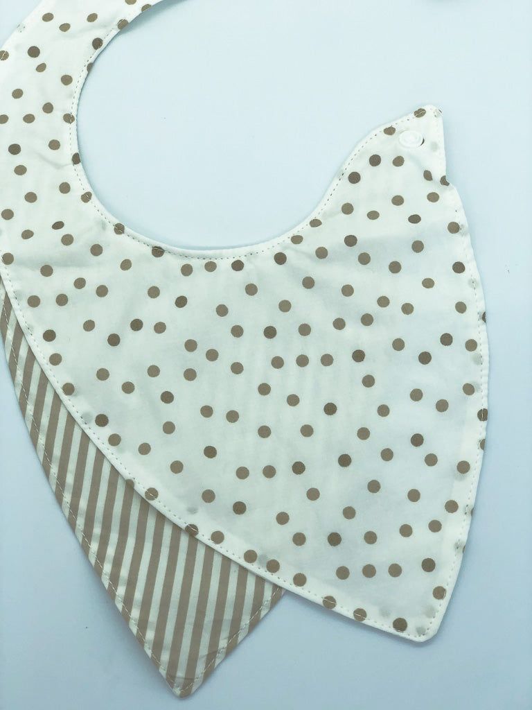 Babero de tela con lunares beige-6