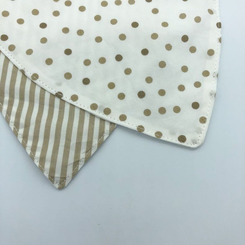 Babero de tela con lunares beige-4