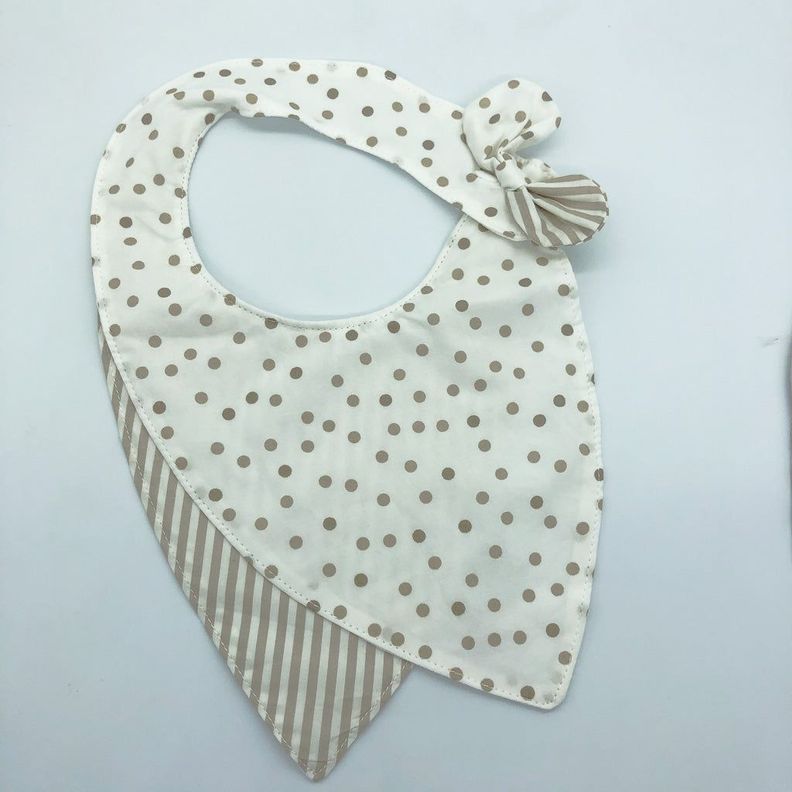 Babero de tela con lunares beige-1