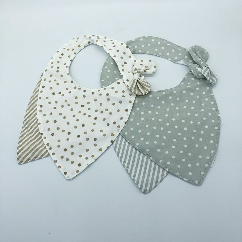Babero de tela con lunares beige-5