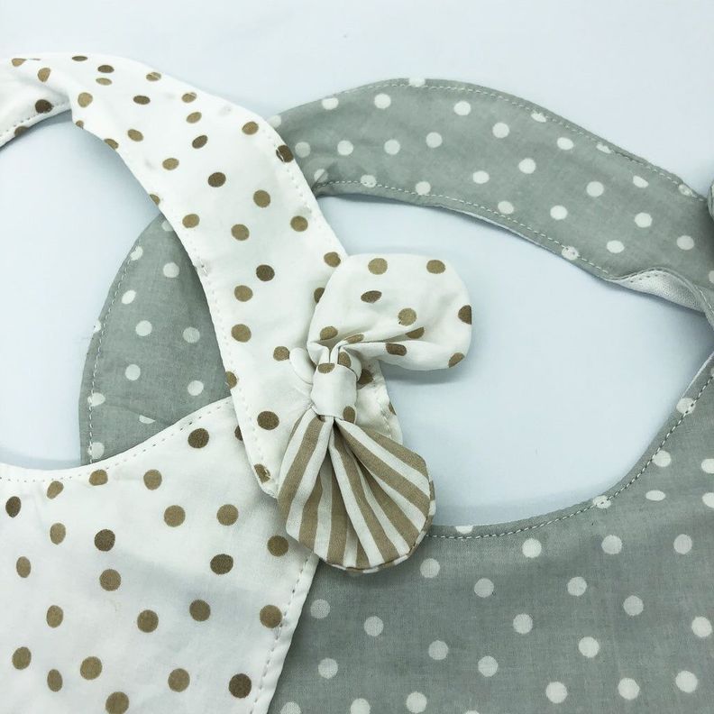 Babero de tela con lunares beige-3