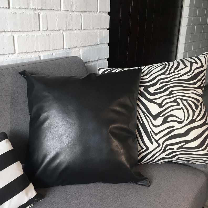 COJÍN DECORATIVO ECOCUERO NEGRO 45X45 RELLENO-1