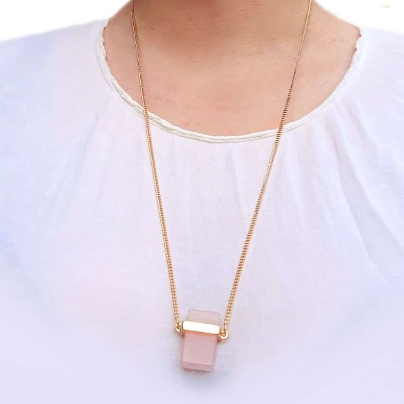 Collar piedra natural Cuarzo Rosa baño oro 18k-1