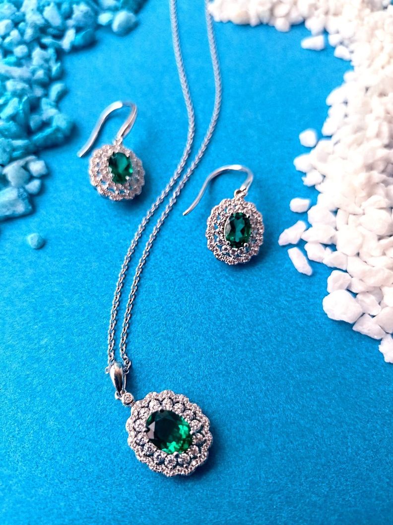 Collar con dije Colgante Gema Esmeralda enmarcada con leucozafiros plata fina ley S925-5
