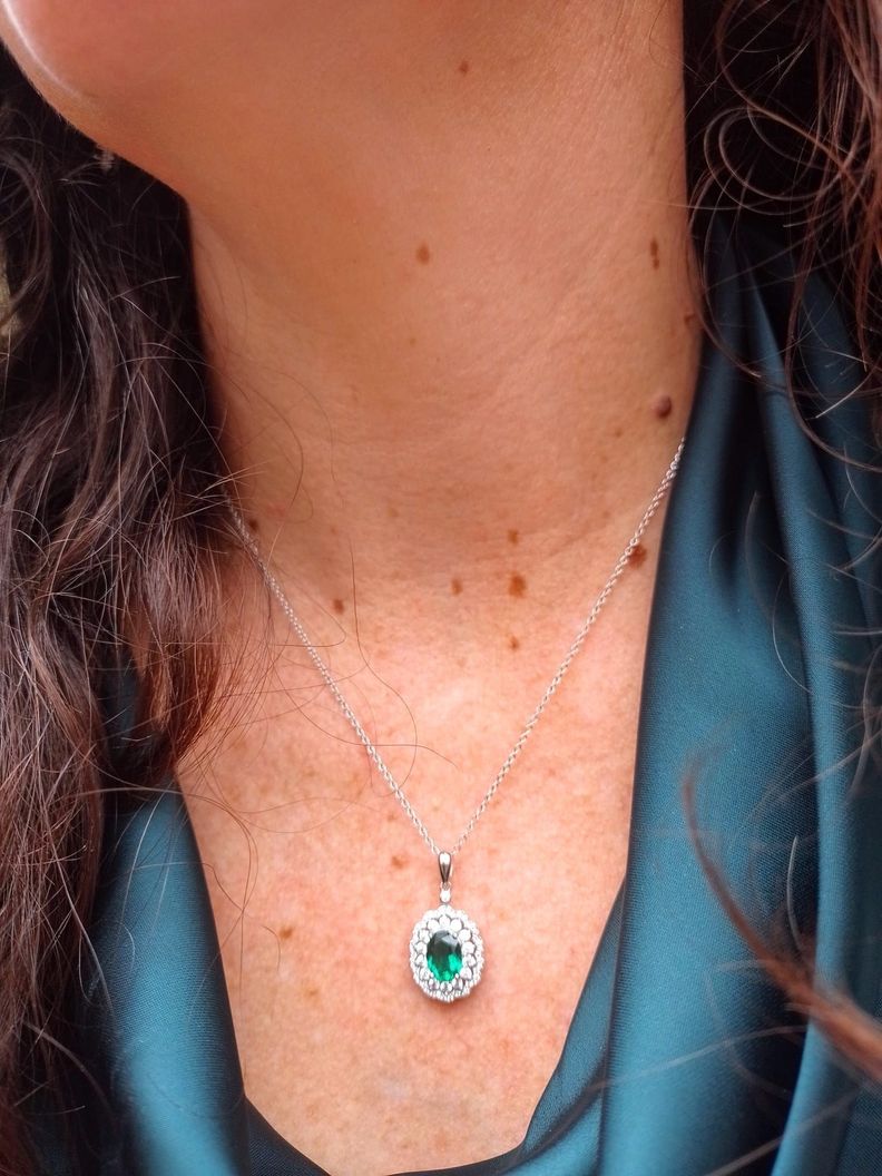 Collar con dije Colgante Gema Esmeralda enmarcada con leucozafiros plata fina ley S925-4