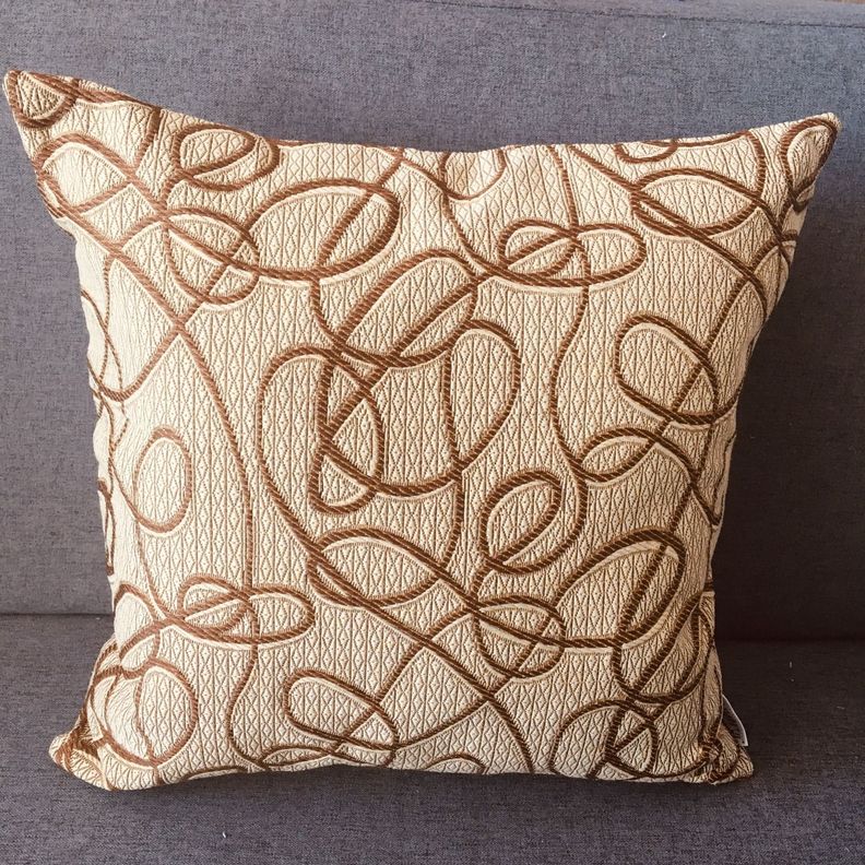 COJIN DECORATIVO DISEÑO DORADO Y CAFE 45X45 RELLENO-1