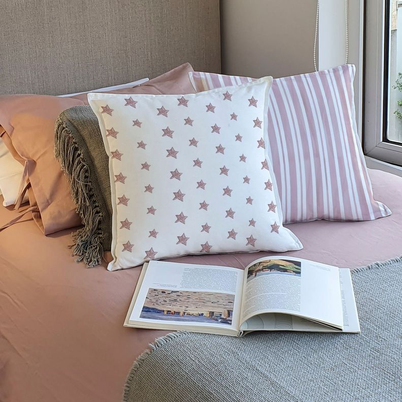 FUNDA COJÍN ALGODÓN ESTRELLITAS ROSA 45X45-1