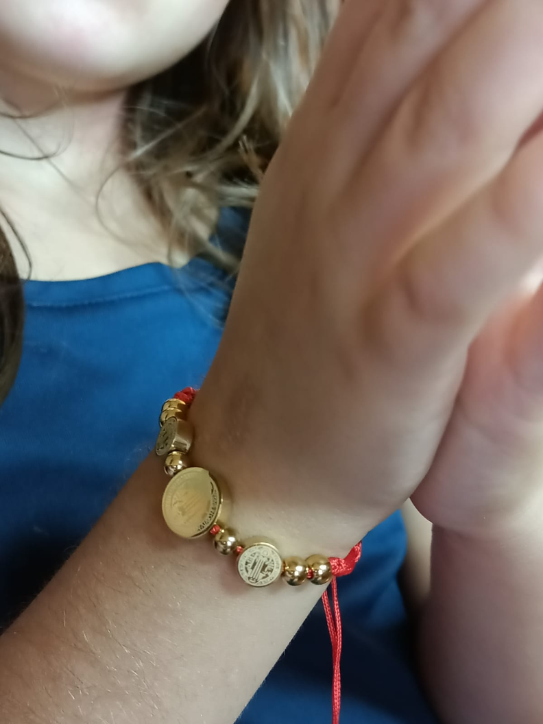 Pulsera de Buena suerte y protección Ajustable Medalla San Benito Cuerda Roja enchapada en oro-4