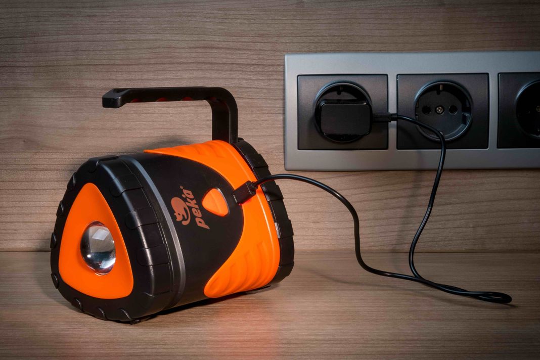 Linterna telescópica LED recargable con dos fuentes de luz y alimentación dual-6