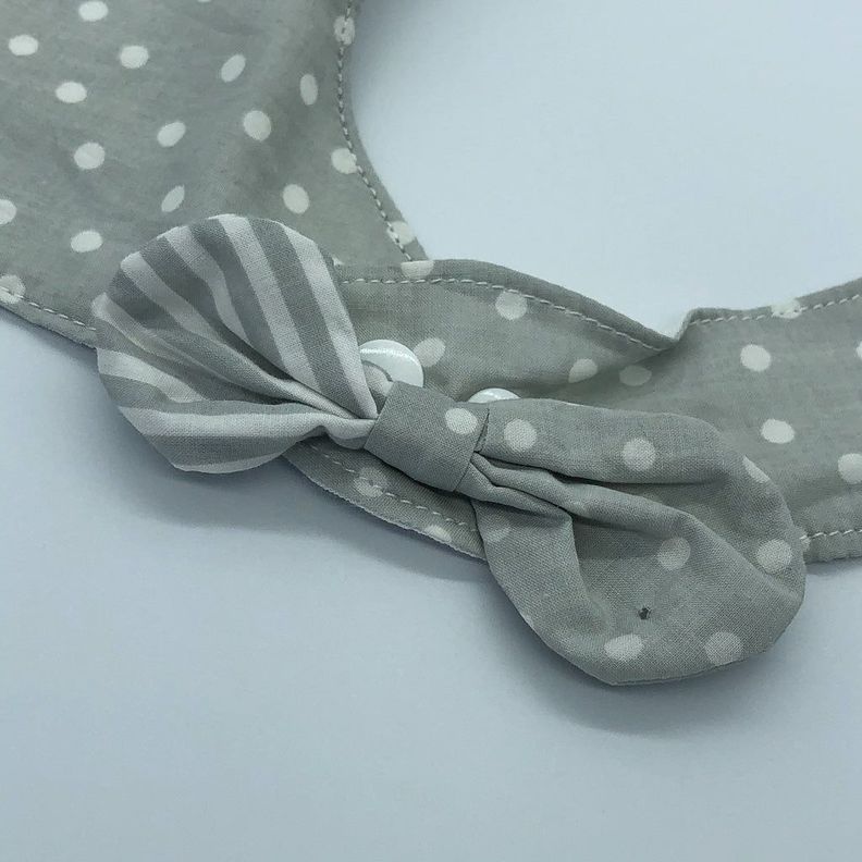 Babero de tela con lunares gris-4
