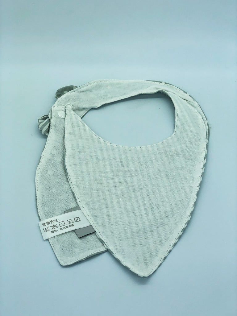 Babero de tela con lunares gris-7